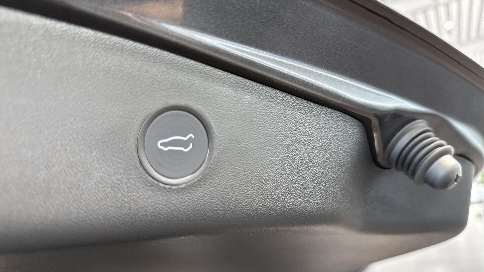 Grå Tesla Model 3 fra 2021