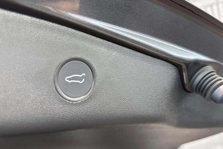 Grå Tesla Model 3 fra 2021