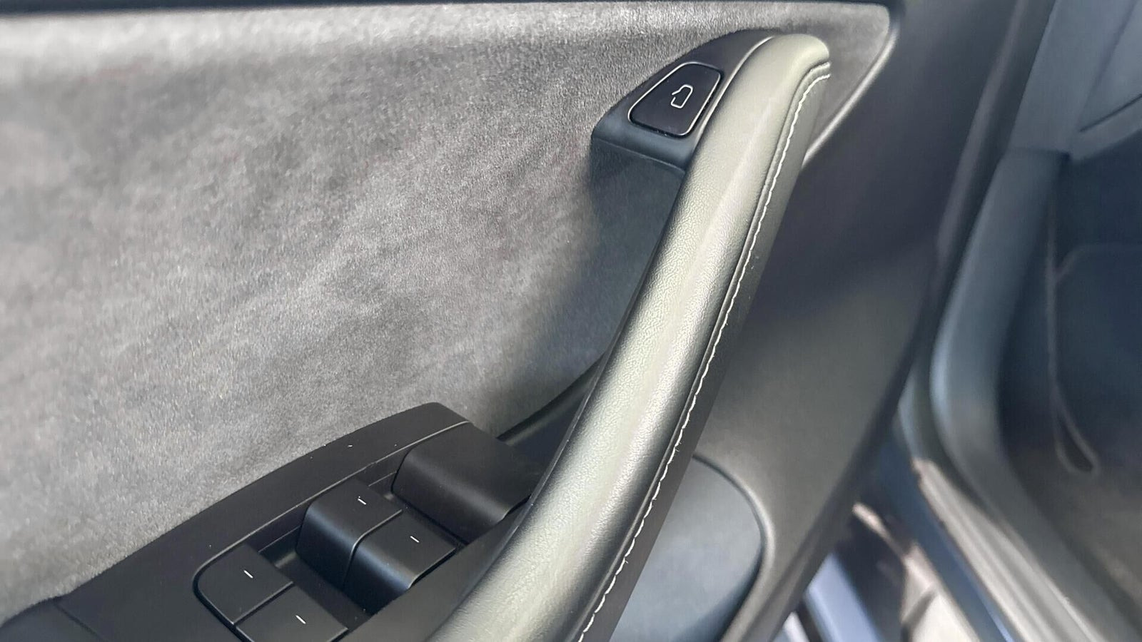 Grå Tesla Model 3 fra 2021