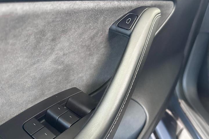 Grå Tesla Model 3 fra 2021