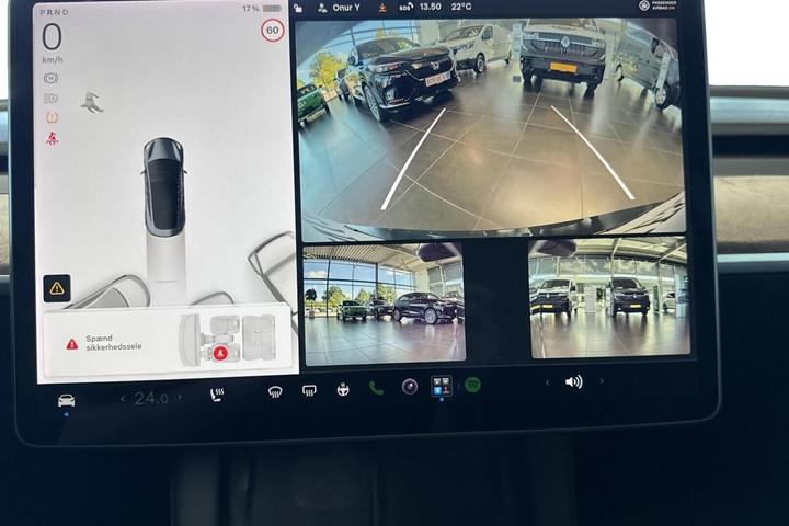 Grå Tesla Model 3 fra 2021