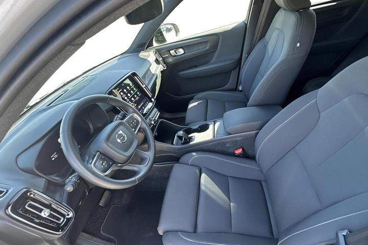 Grå Volvo EX40 fra 2024