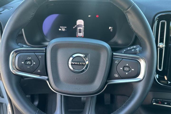 Grå Volvo EX40 fra 2024