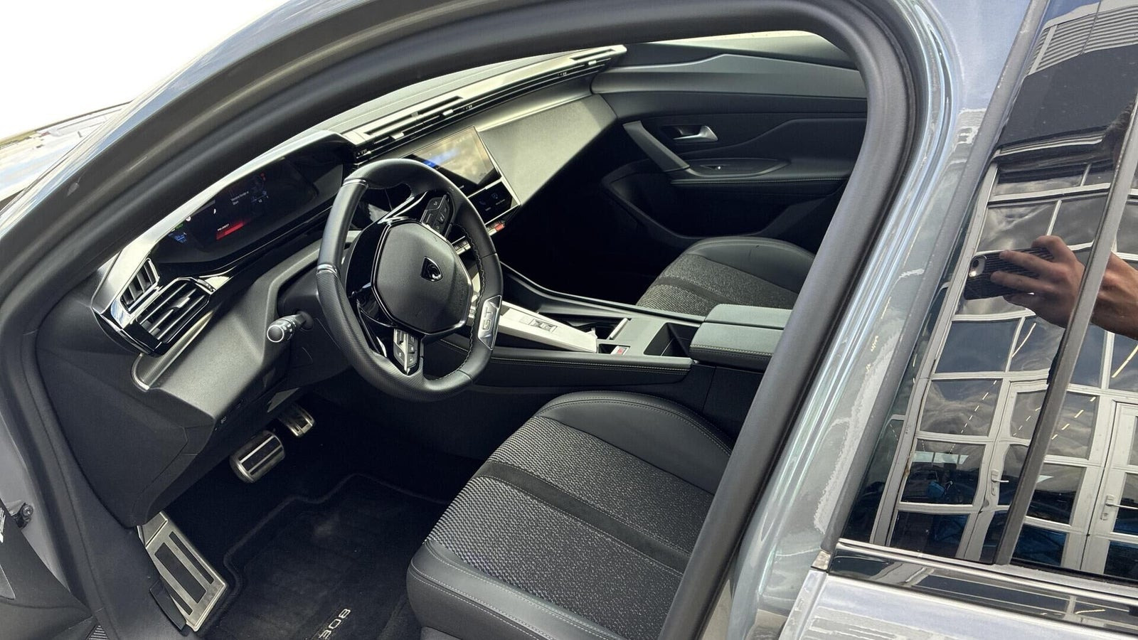 Grå Peugeot E-308 fra 2024