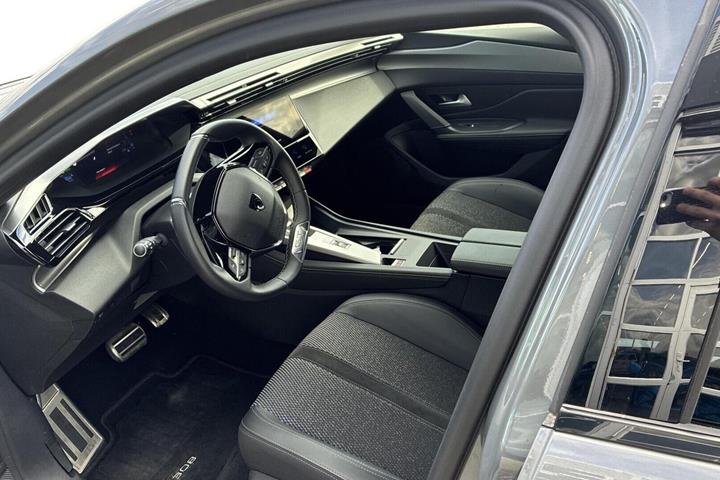 Grå Peugeot E-308 fra 2024