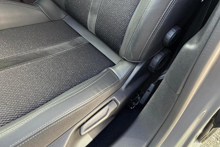 Grå Peugeot E-308 fra 2024