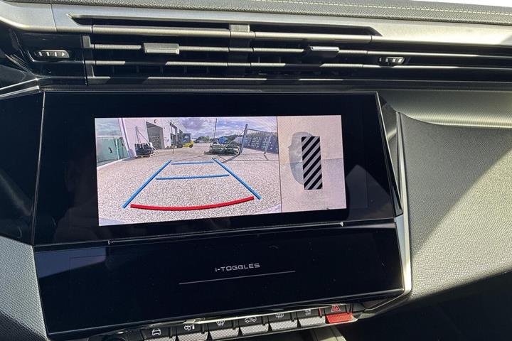 Grå Peugeot E-308 fra 2024