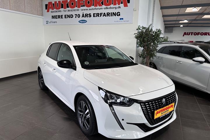 Hvid Peugeot 208 fra 2022 set udefra