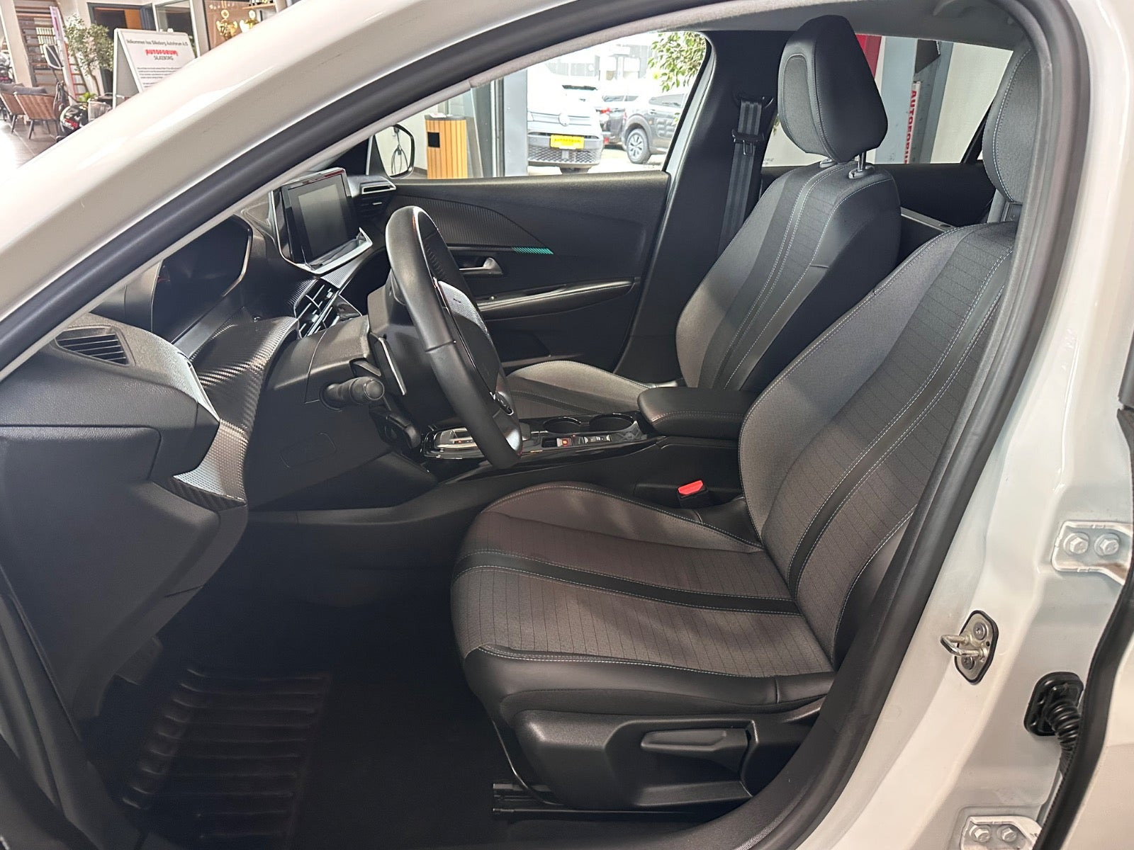 Hvid Peugeot 208 fra 2022