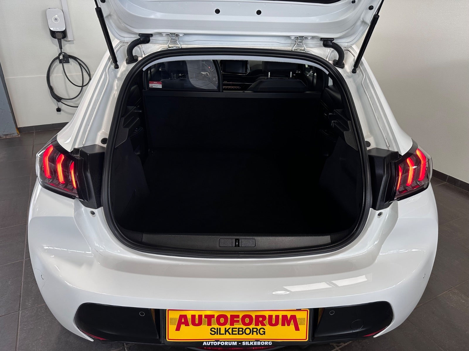 Hvid Peugeot 208 fra 2022