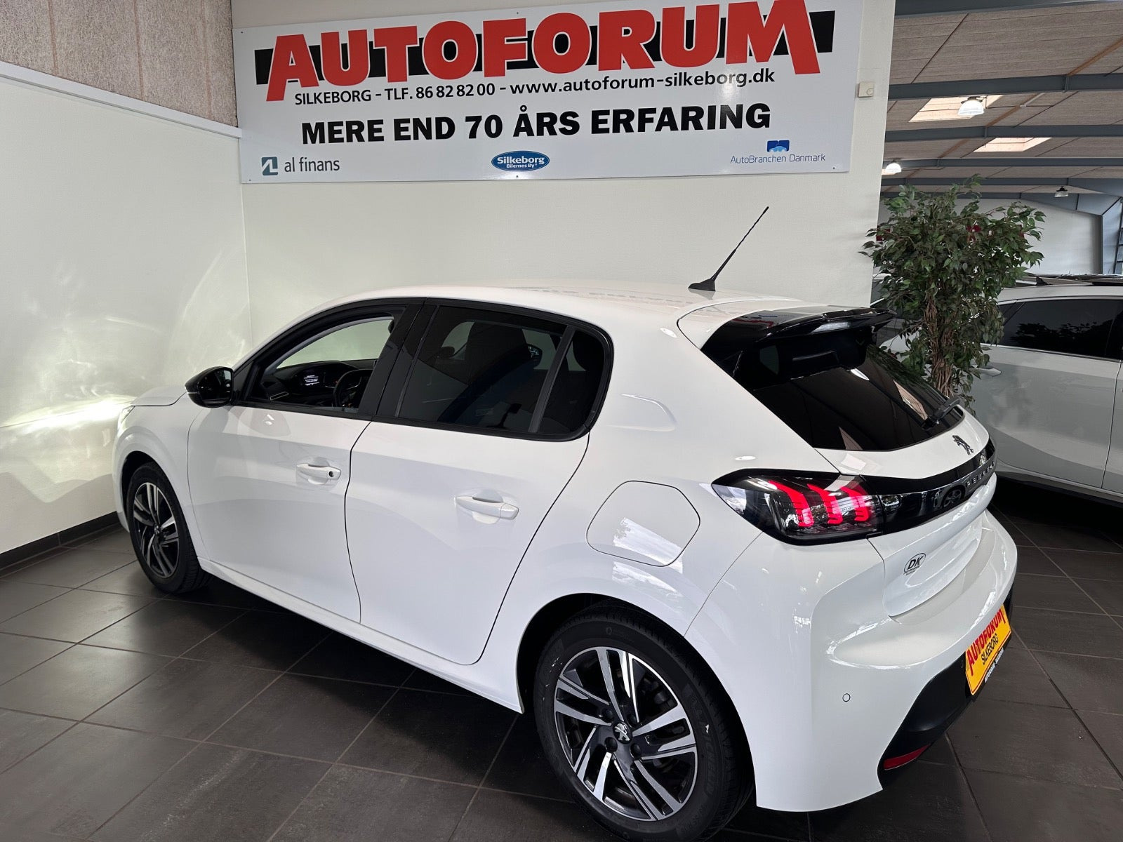 Hvid Peugeot 208 fra 2022