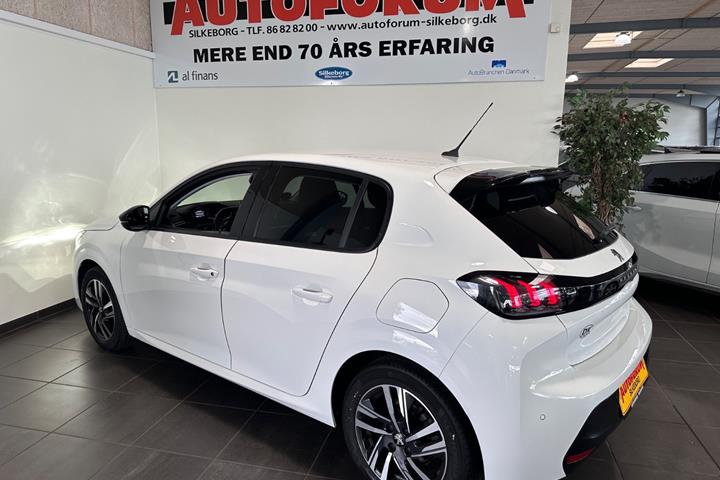 Hvid Peugeot 208 fra 2022