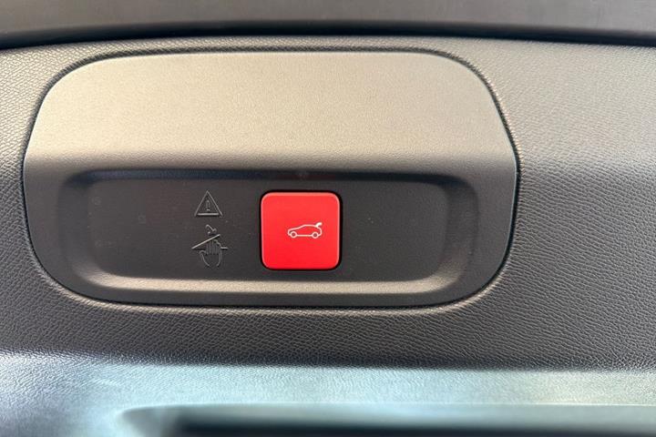 Blå Peugeot e-408 fra 2025