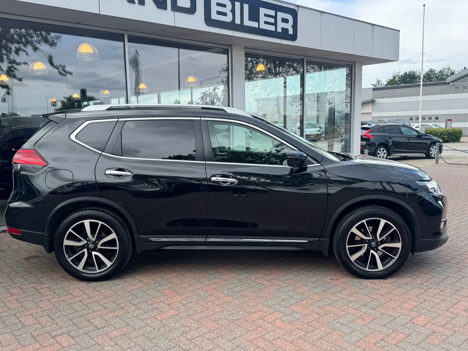 Sort Nissan X-Trail fra 2019