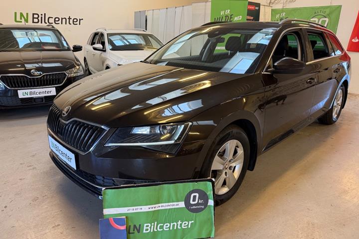 Sort Skoda Superb fra 2016