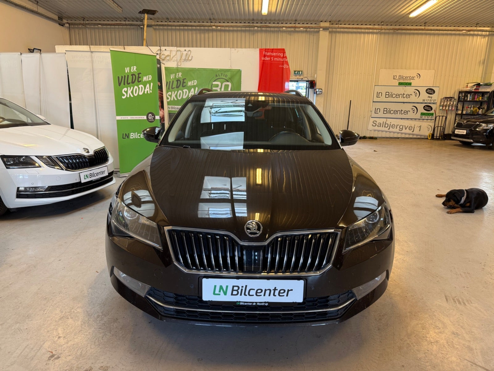 Sort Skoda Superb fra 2016