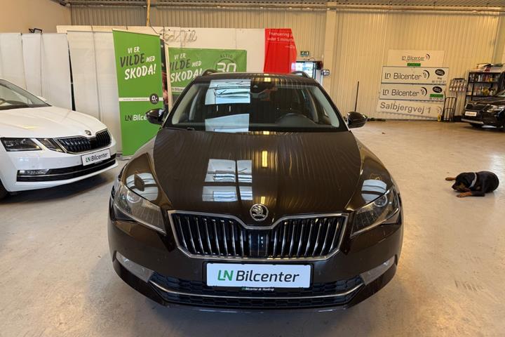 Sort Skoda Superb fra 2016
