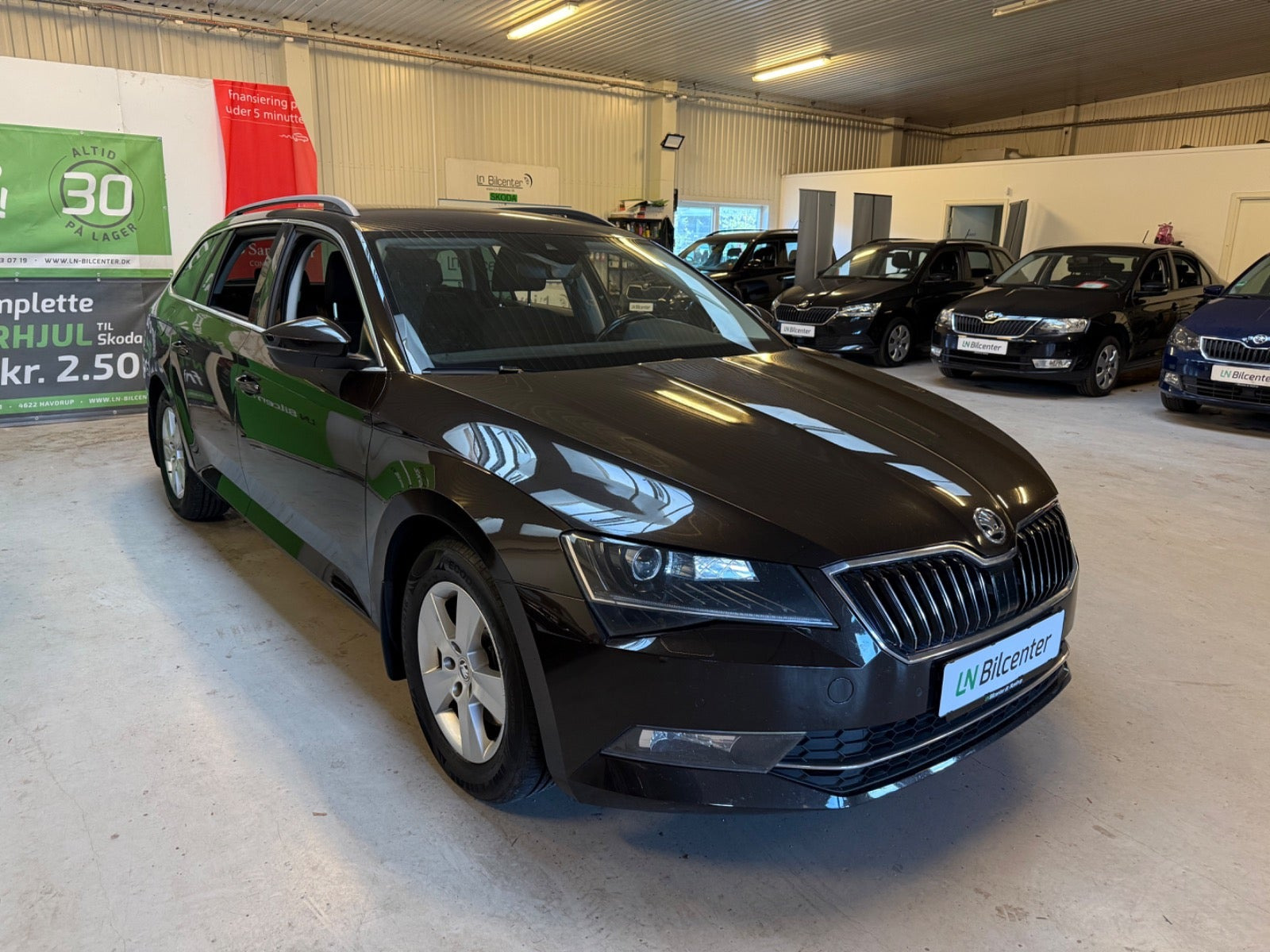 Sort Skoda Superb fra 2016