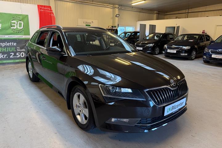 Sort Skoda Superb fra 2016