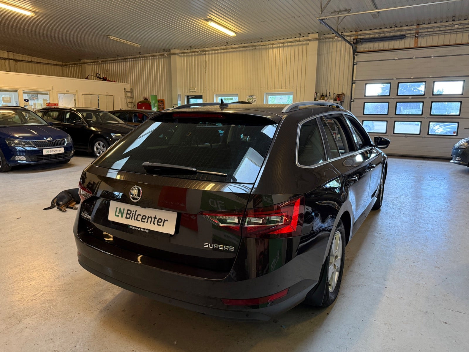 Sort Skoda Superb fra 2016
