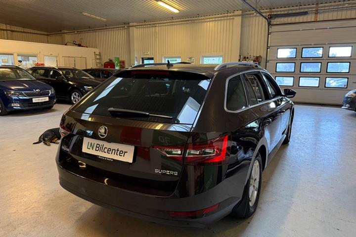 Sort Skoda Superb fra 2016