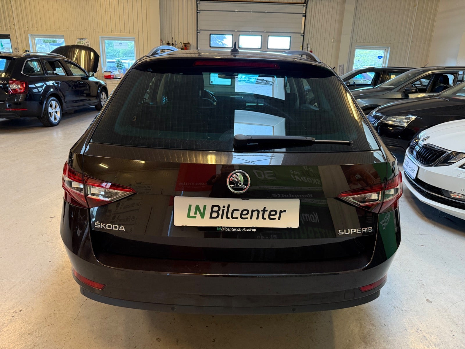 Sort Skoda Superb fra 2016