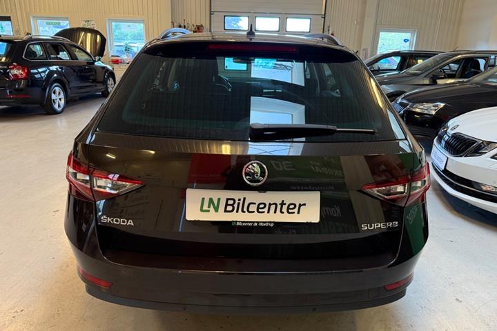 Sort Skoda Superb fra 2016