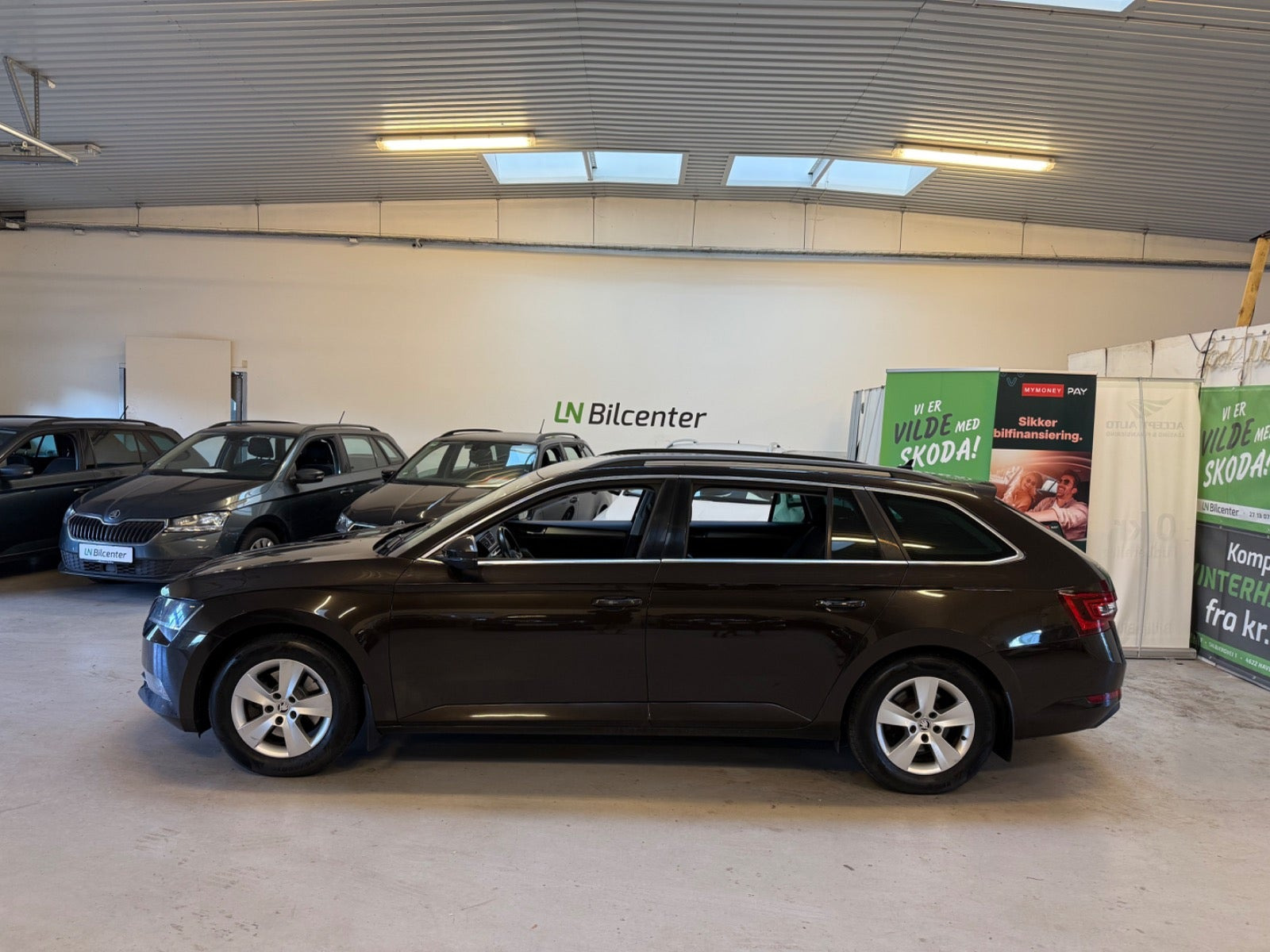 Sort Skoda Superb fra 2016