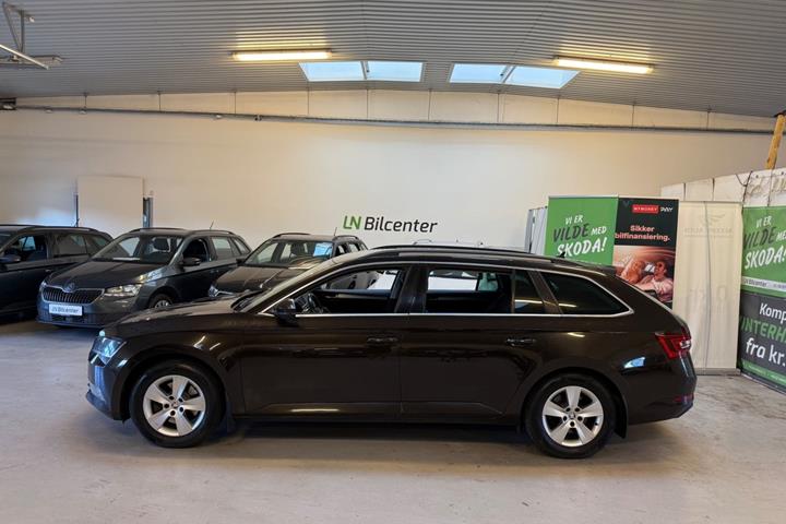 Sort Skoda Superb fra 2016
