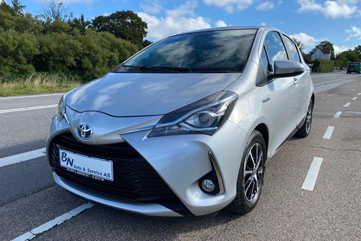 Sølv Toyota Yaris fra 2019 set udefra