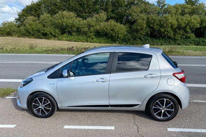 Sølv Toyota Yaris fra 2019
