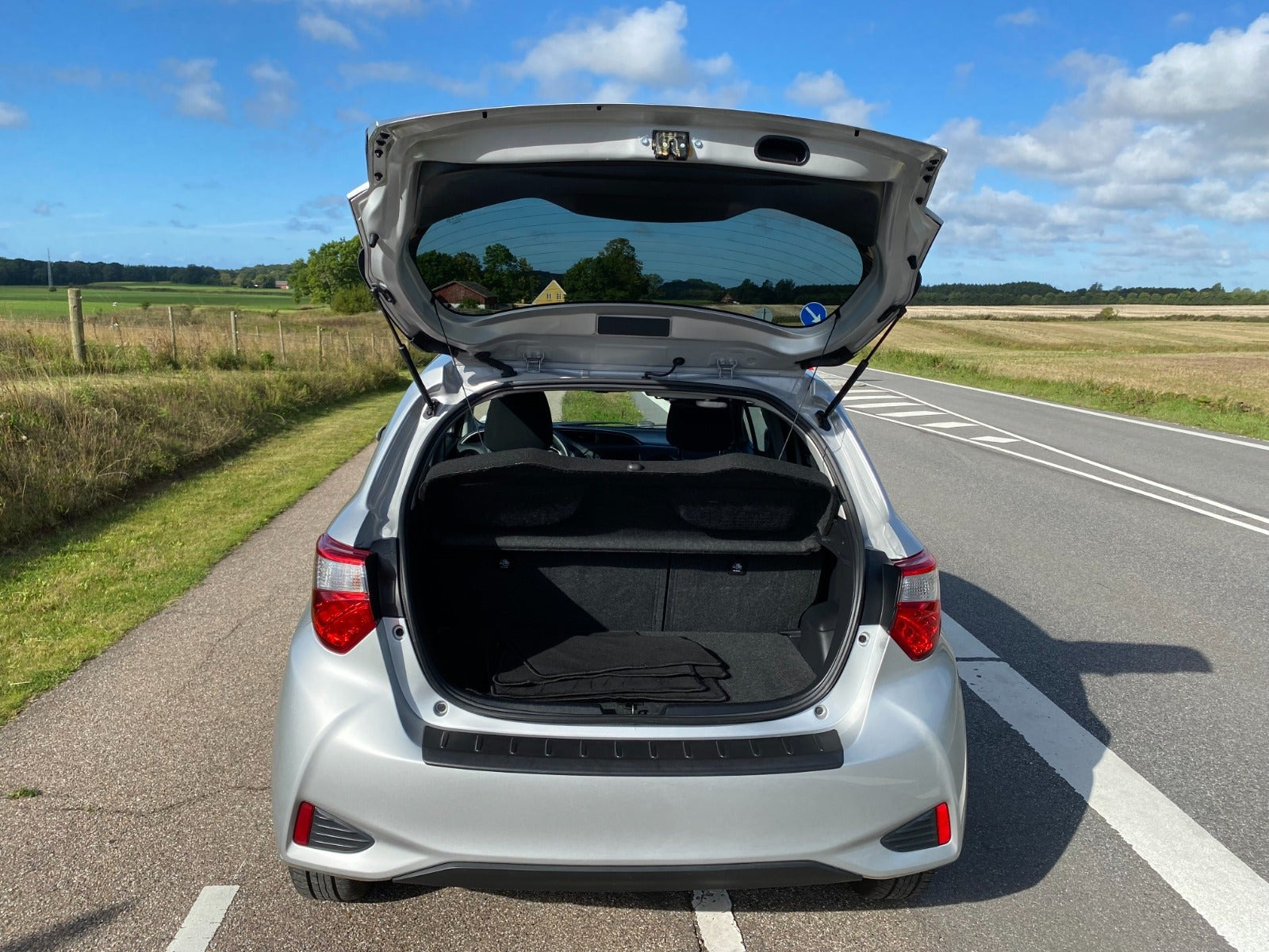 Sølv Toyota Yaris fra 2019