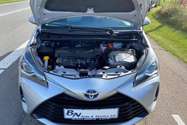 Sølv Toyota Yaris fra 2019