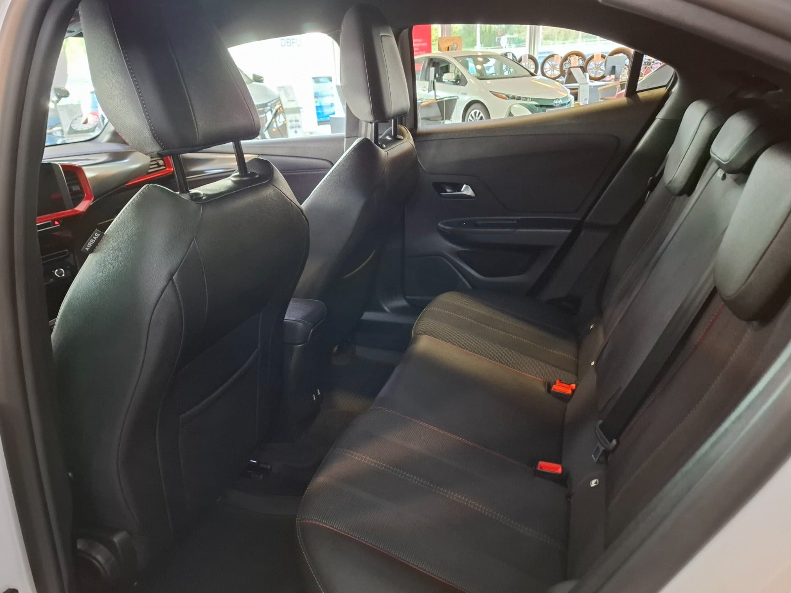 Hvid Opel Mokka-e fra 2024