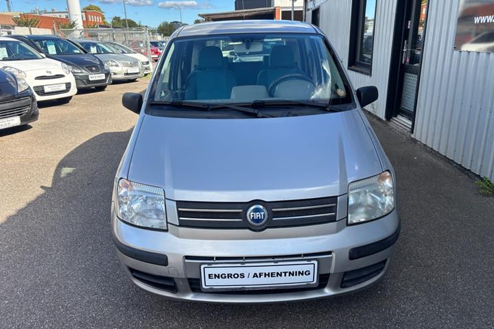 Sølv Fiat Panda fra 2005