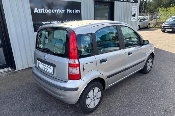 Sølv Fiat Panda fra 2005