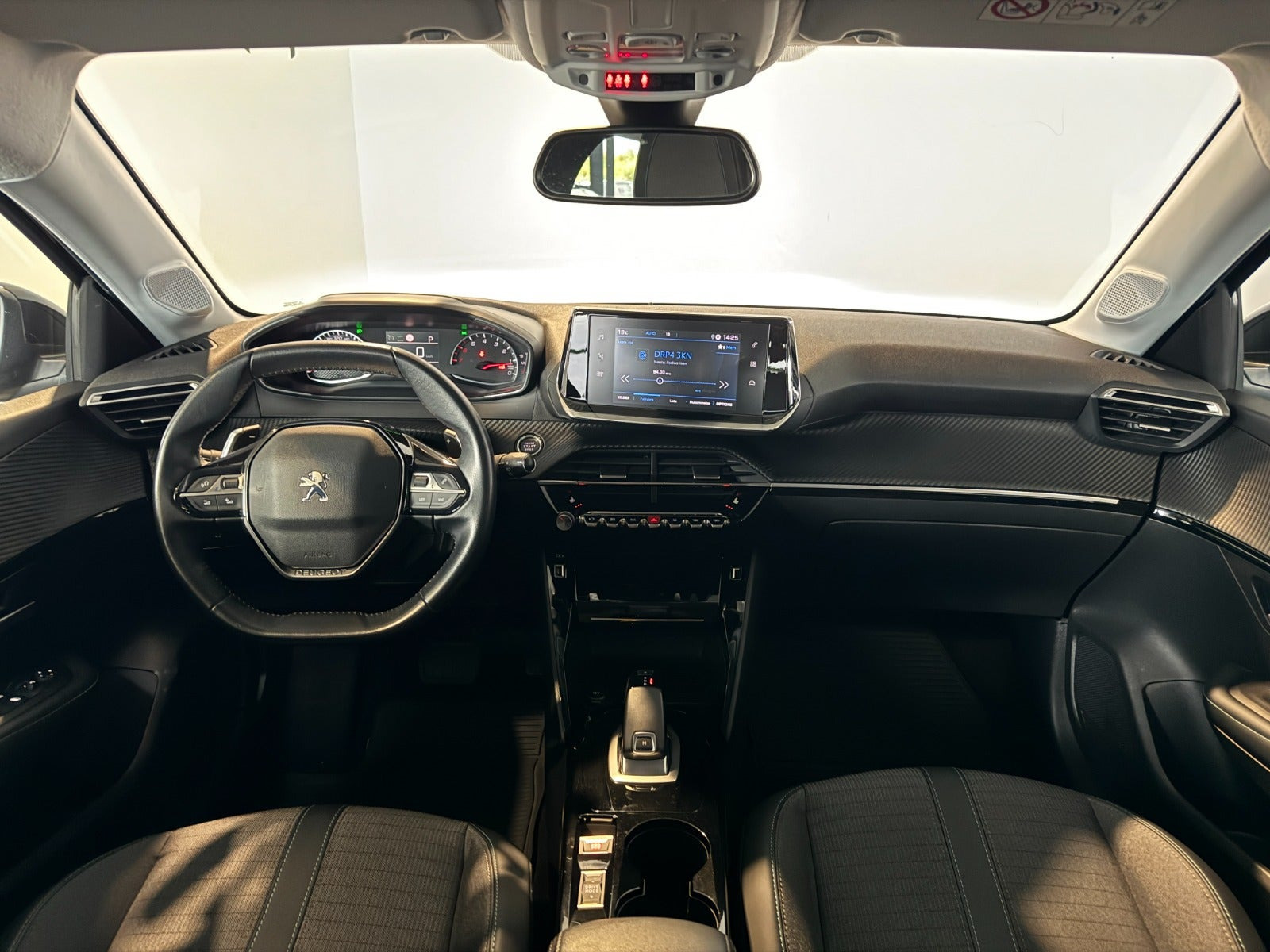 Sort Peugeot 208 fra 2024