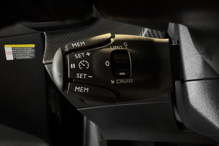 Sort Peugeot 208 fra 2024