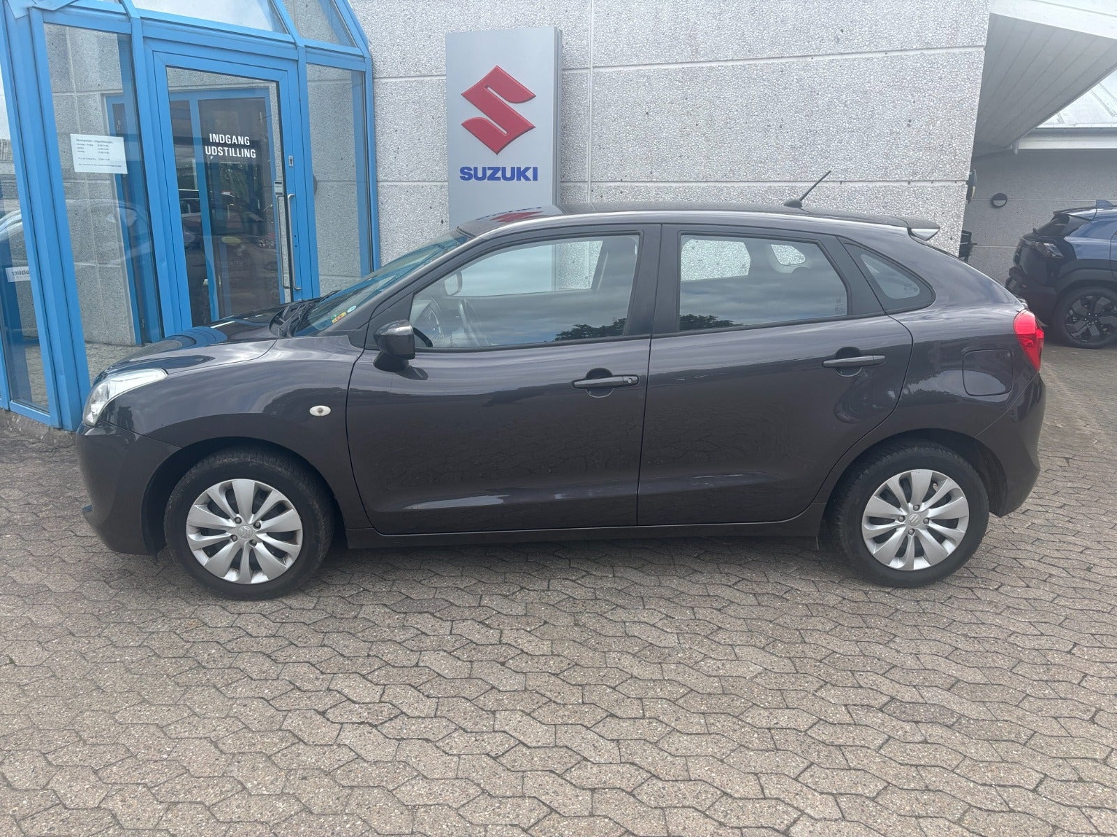 Grå Suzuki Baleno fra 2018