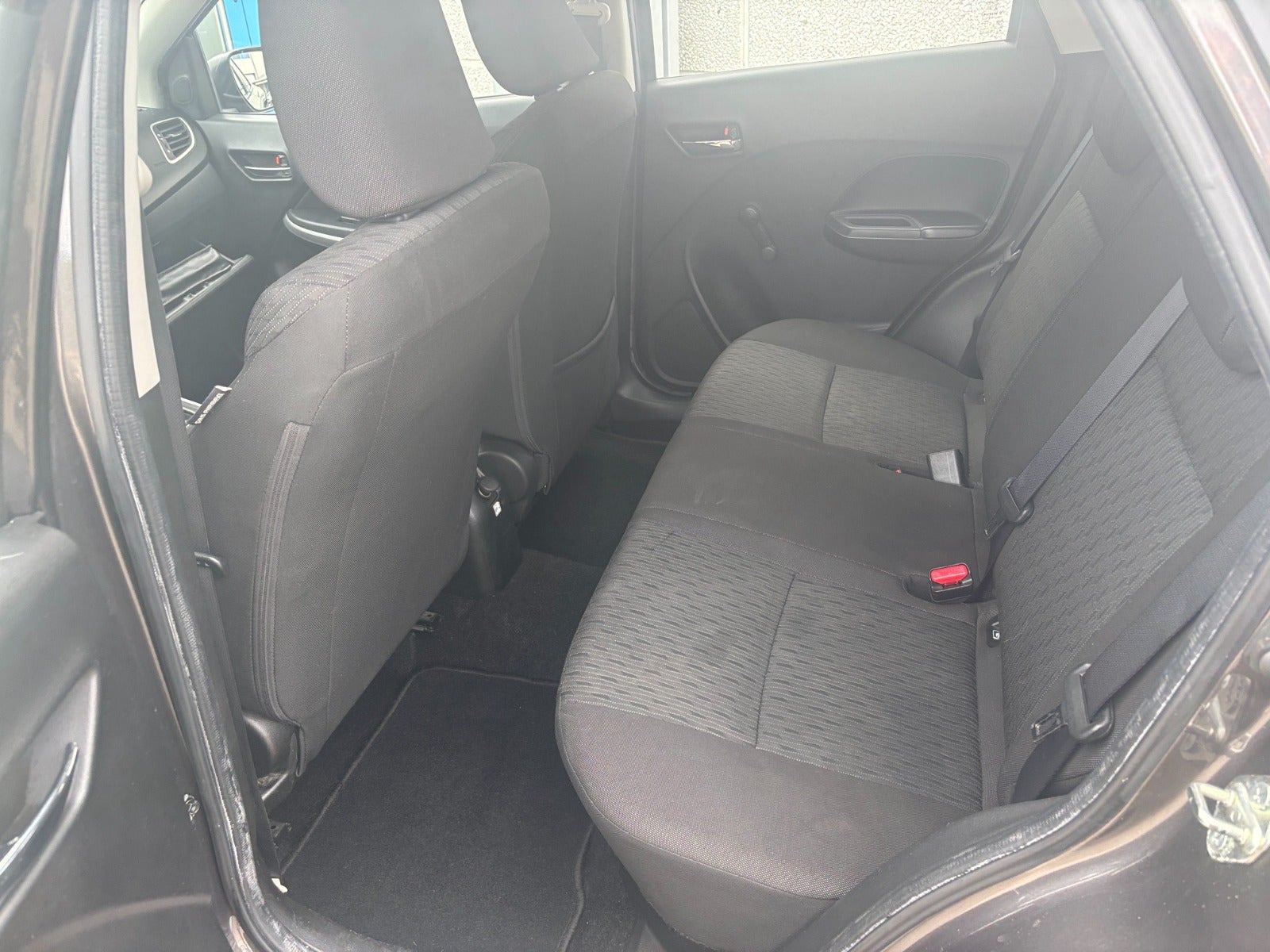 Grå Suzuki Baleno fra 2018