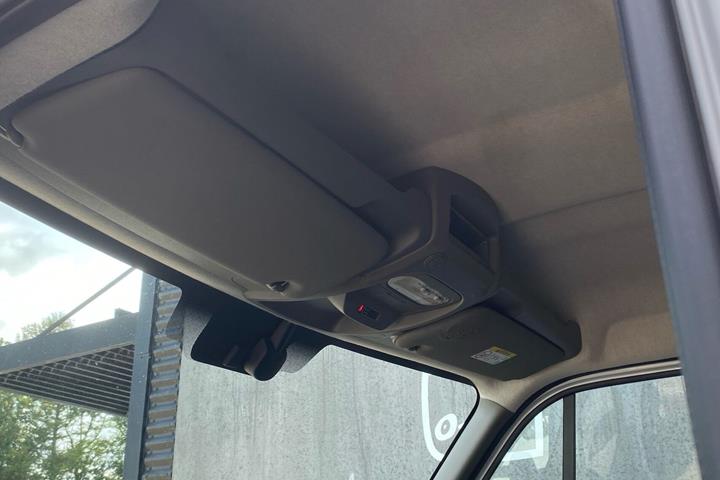 Hvid Nissan Interstar fra 2023