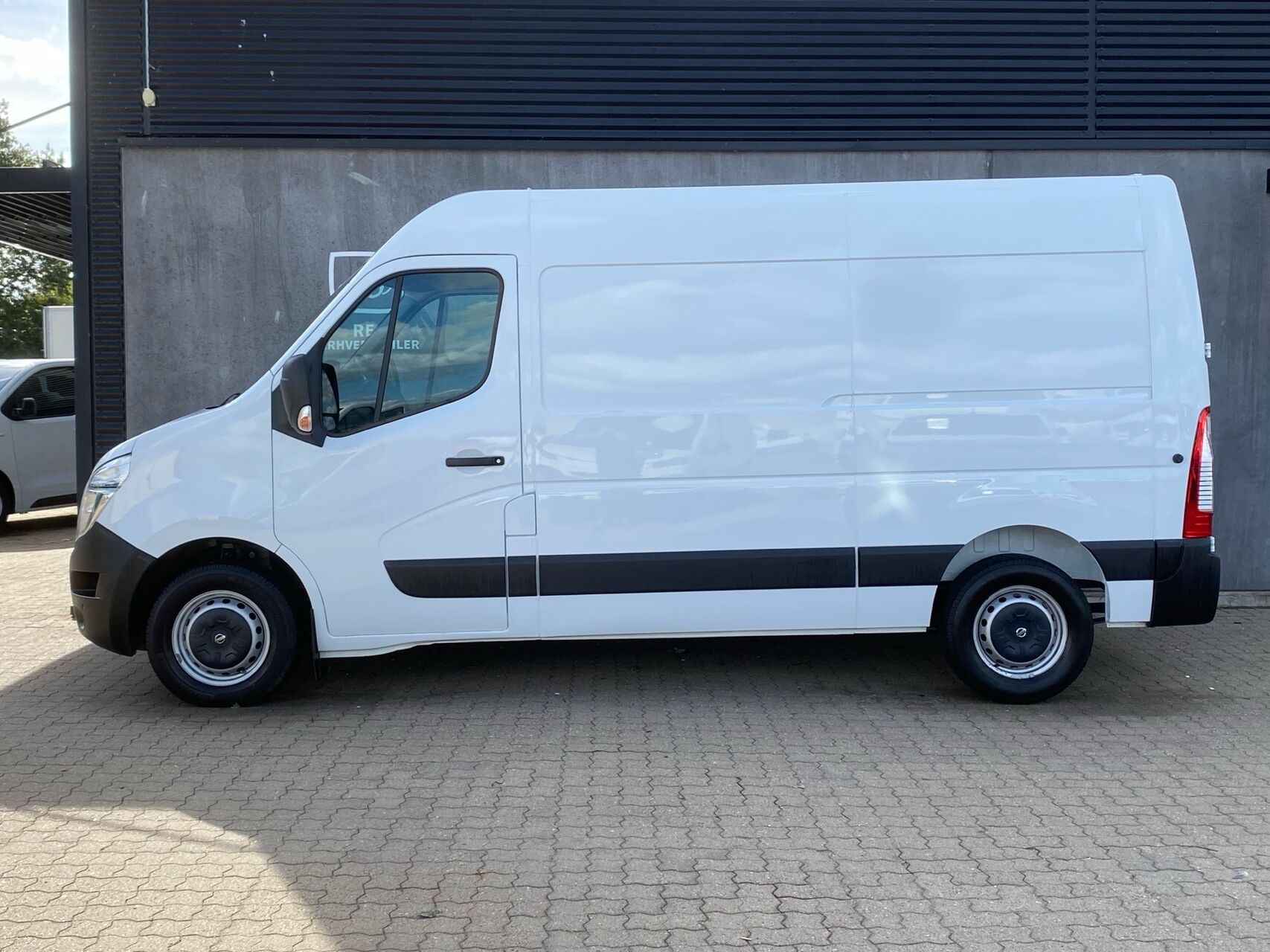 Hvid Nissan Interstar fra 2023