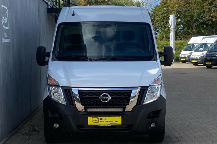 Hvid Nissan Interstar fra 2023
