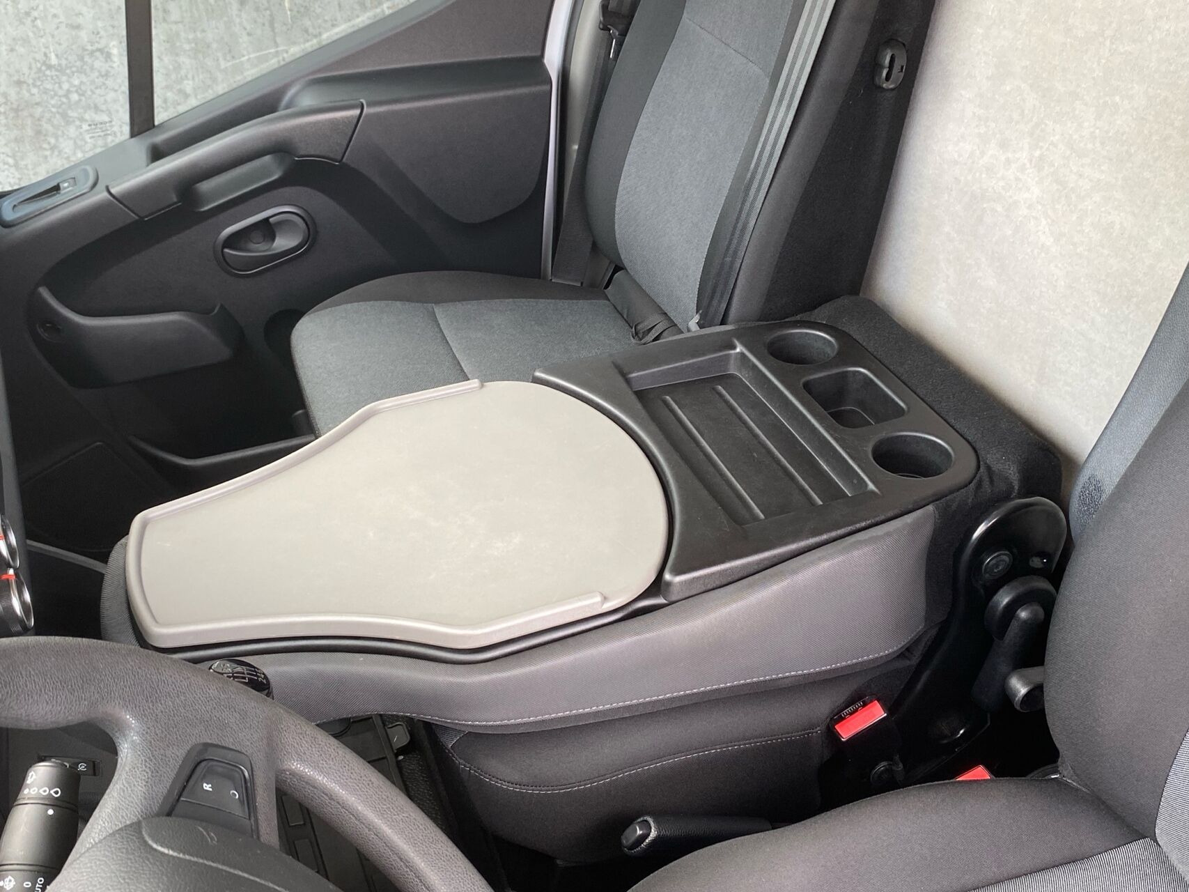 Hvid Nissan Interstar fra 2023