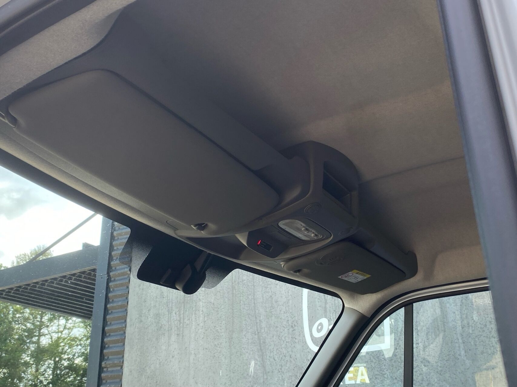 Hvid Nissan Interstar fra 2023