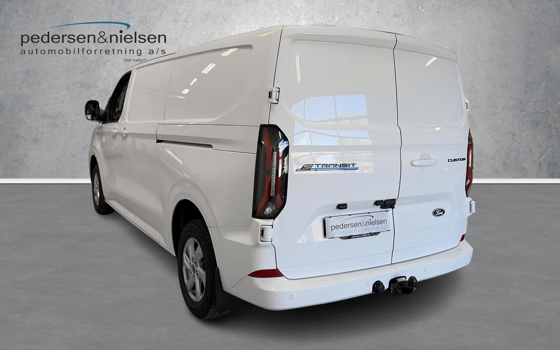 Hvid Ford E-Transit Custom fra 2026