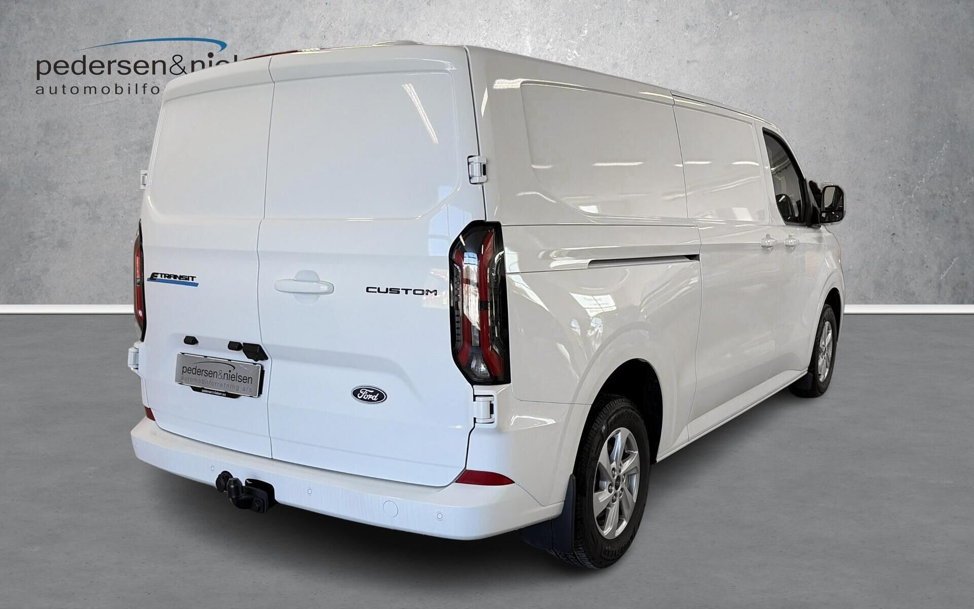 Hvid Ford E-Transit Custom fra 2026