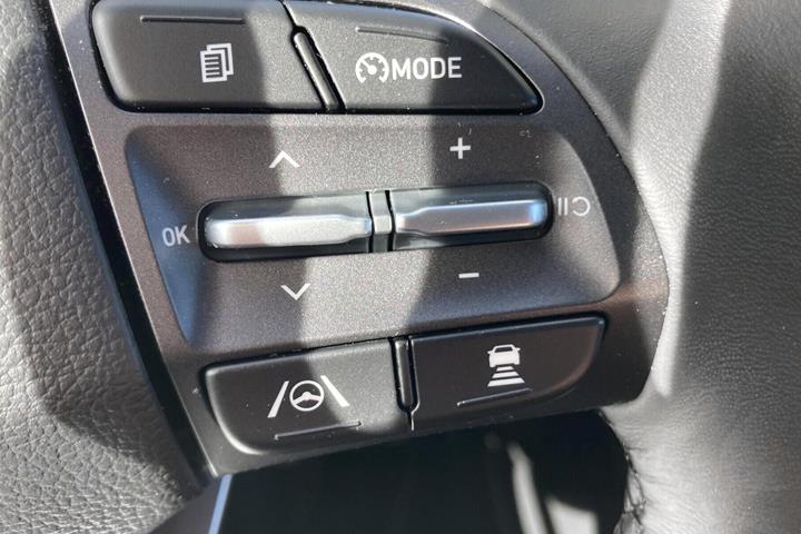 Hvid Hyundai Kona fra 2023