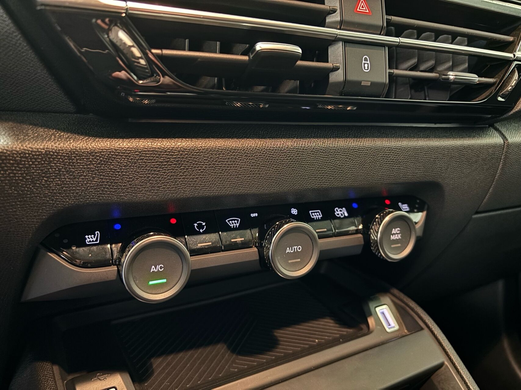 Sort Citroën ë-C4 X fra 2024