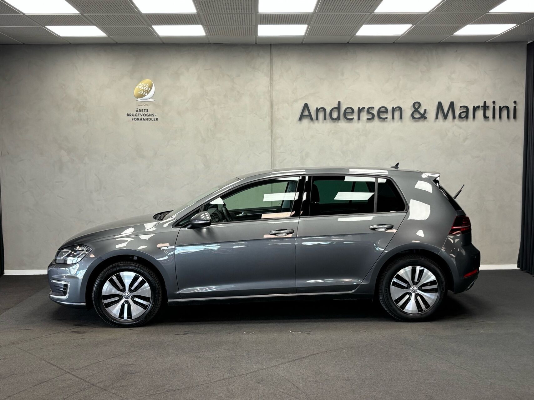 Grå VW Golf fra 2020